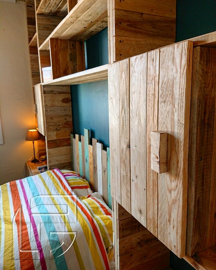bibliothèque tête de lit sur-mesure recyclage surcyclage upcycling éco-responsable auch toulouse occitanie bois palette rangement chambre placard