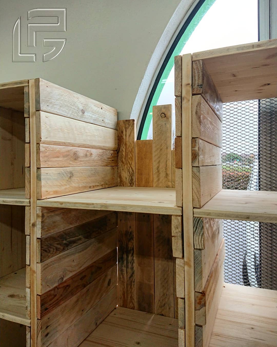 meuble mobilier agencement aménagement bois palette sur-mesure éco-responsable auch occitanie artisanal recyclage surcyclage upcycling magasin bio épicerie