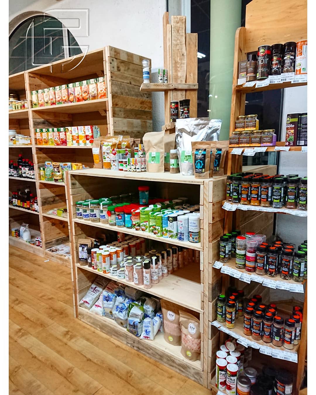 meuble mobilier agencement aménagement bois palette sur-mesure éco-responsable auch occitanie artisanal recyclage surcyclage upcycling magasin bio épicerie