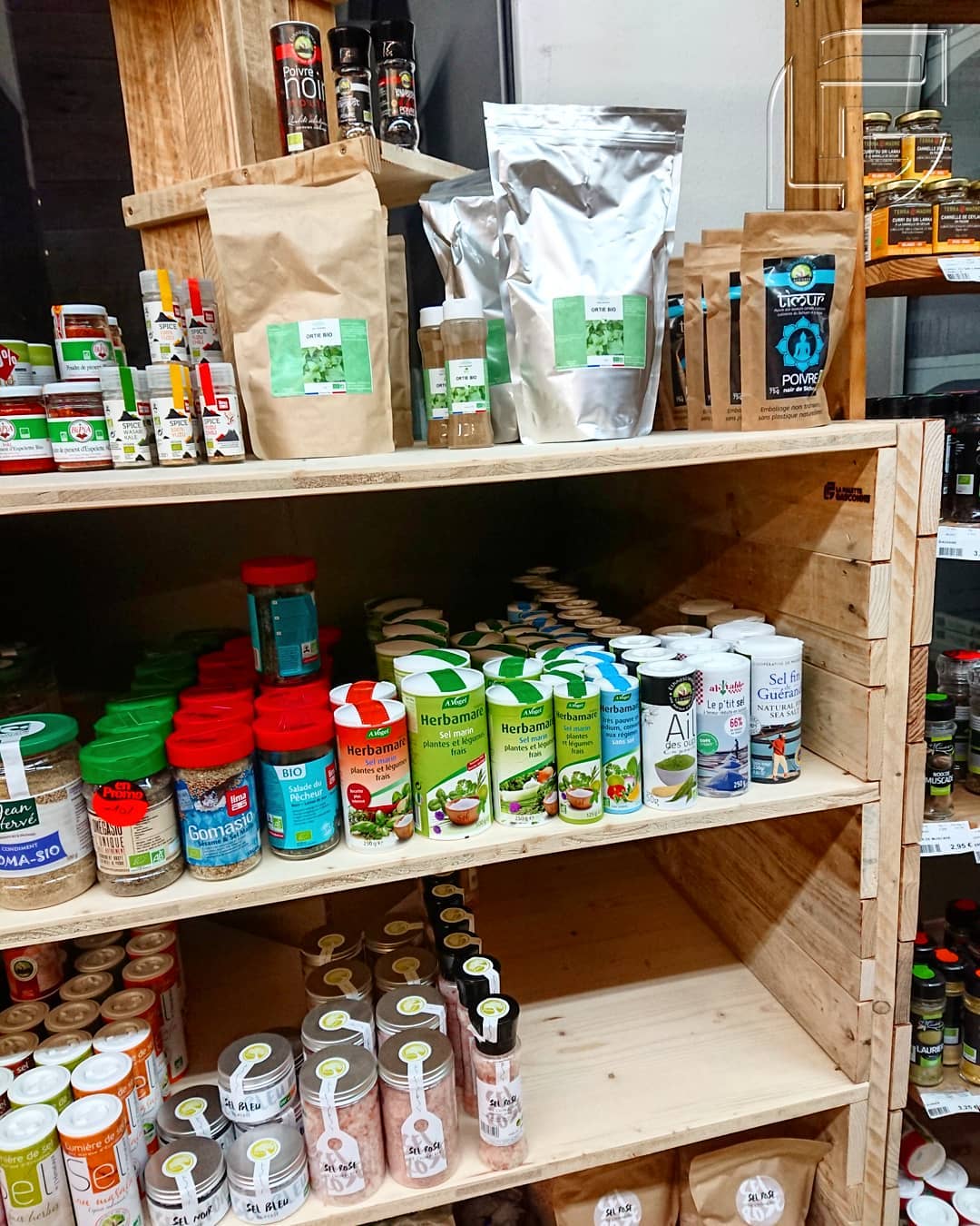 meuble mobilier agencement aménagement bois palette sur-mesure éco-responsable auch occitanie artisanal recyclage surcyclage upcycling magasin bio épicerie