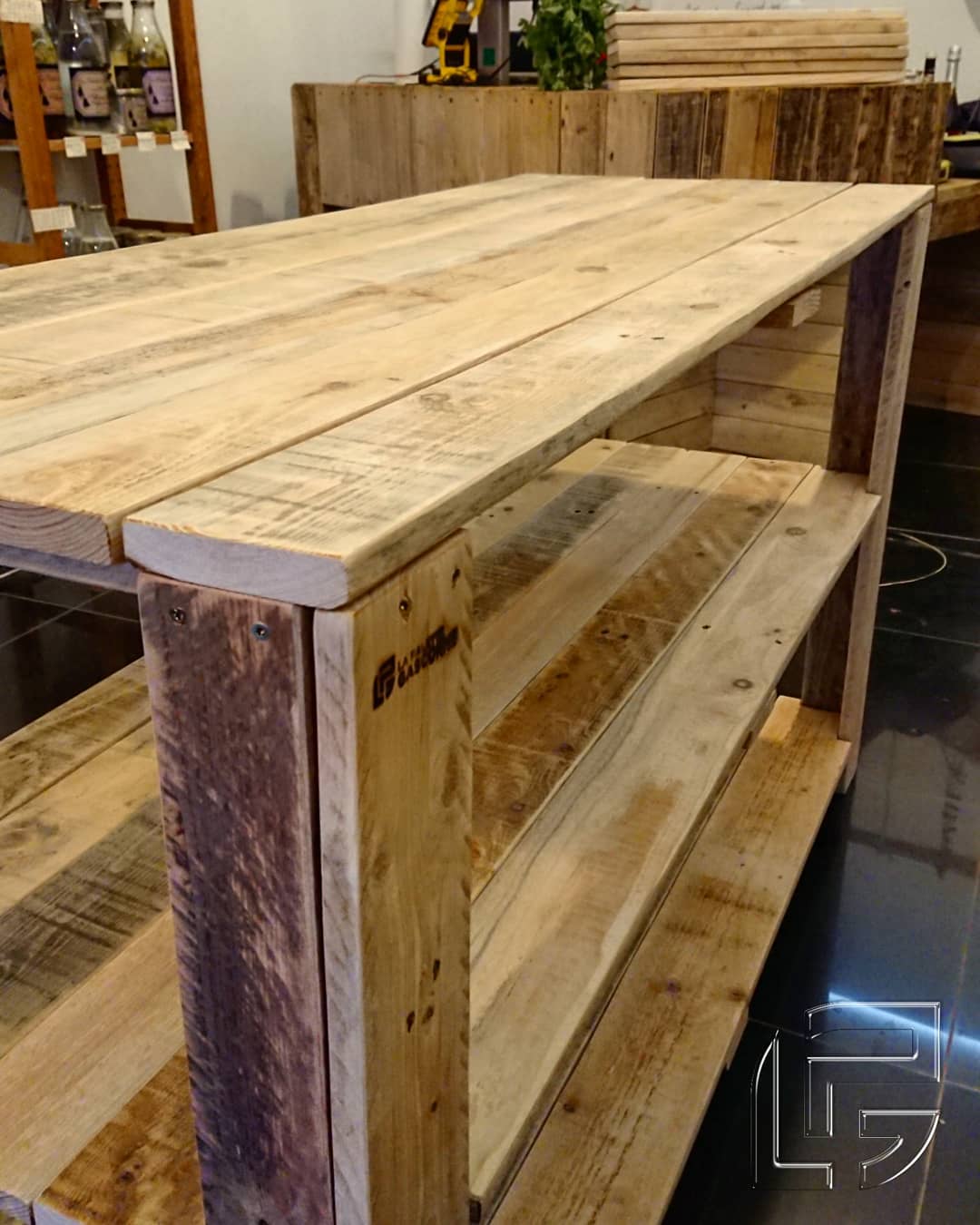 meuble mobilier agencement aménagement bois palette sur-mesure éco-responsable toulouse occitanie artisanal recyclage surcyclage upcycling magasin bio épicerie