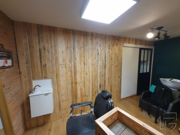 bardage intérieur bois vertical palette habillage planches blagnac toulouse occitanie sur-mesure local artisanal menuisier agenceur agencement